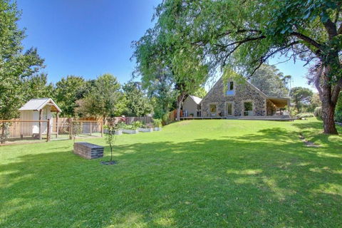 Quigtoo Cottage - Beautiful 4BR Stone Cottage L WiFi L Bath L Garden - Foster Accommodation 0