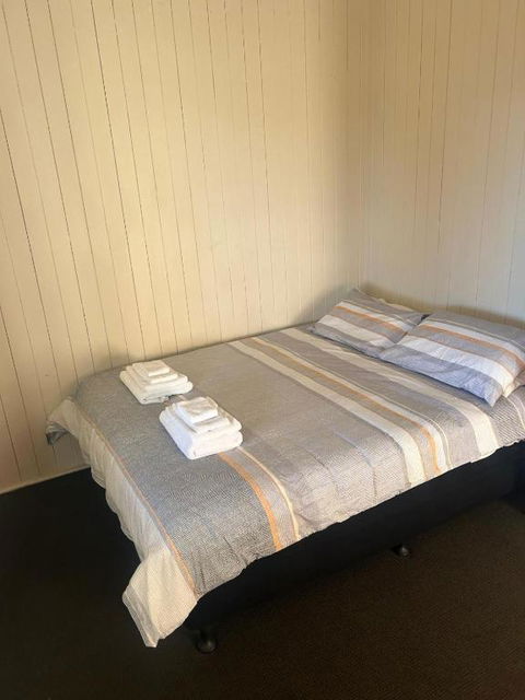 Railway Hotel - Foster Accommodation 1