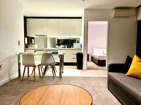 ReadySet Apartments At Madison - Foster Accommodation 2