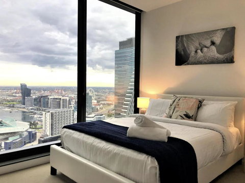 ReadySet Apartments At Madison - Foster Accommodation 3