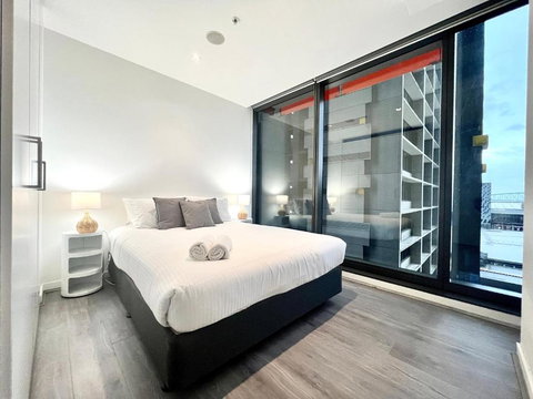 ReadySet Apartments At Madison - Foster Accommodation 1