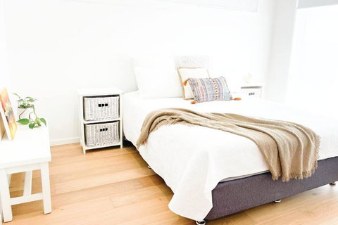 Red Brick Central Retreat - Foster Accommodation 3