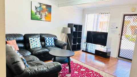 Quiet Family Townhouse In Wollongong CBD - Foster Accommodation 1