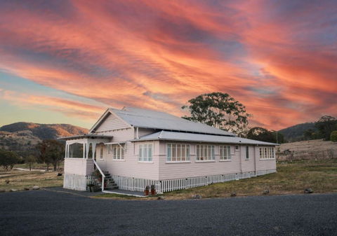Pretty Pink Queenslander With Spectacular Views! - Foster Accommodation 0