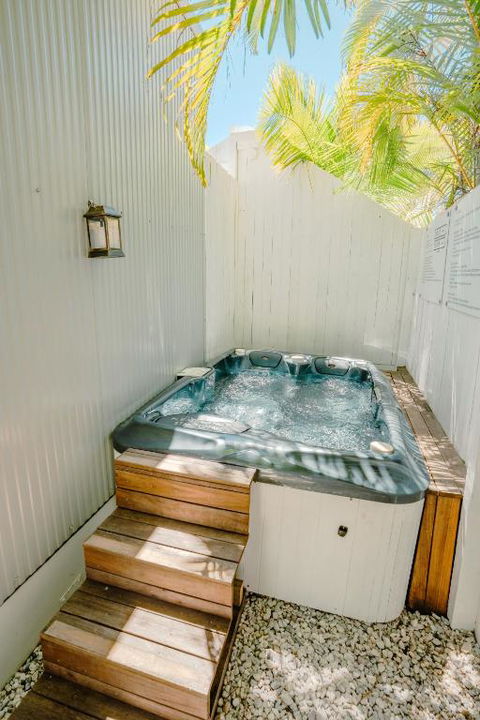 Private Outdoor Spa, Fire Pit, Cinema Room - THE COTTAGE COOLUM BEACH - Foster Accommodation 0
