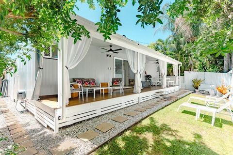 Private Outdoor Spa, Fire Pit, Cinema Room - THE COTTAGE COOLUM BEACH - Foster Accommodation 2
