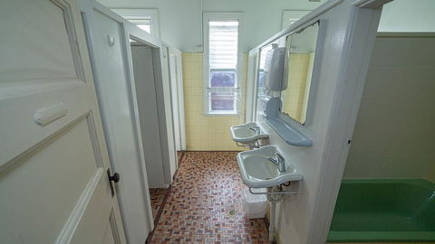 Australian Hotel - Foster Accommodation 0