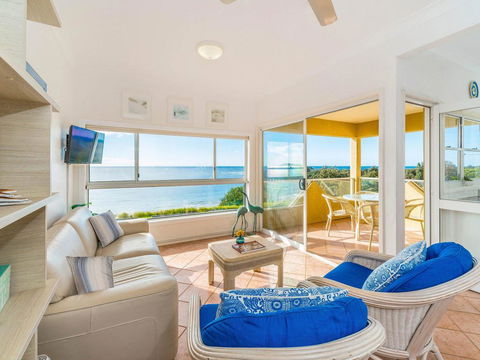 Avalon 1 - Overlooking Beautiful Convent Beach - Foster Accommodation 3