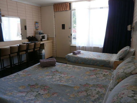 Avenue Motel - Foster Accommodation 3