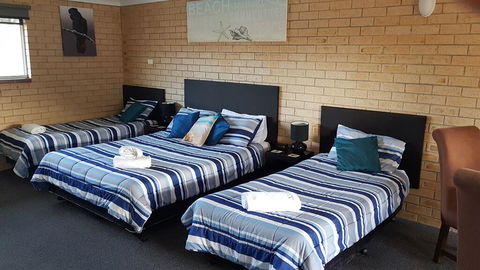 Avlon Gardens Motel - Foster Accommodation 0