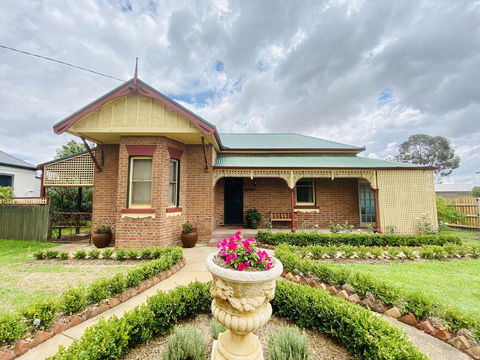 Avoca House - Circa 1900 Gorgeous Federation Home - Foster Accommodation 0