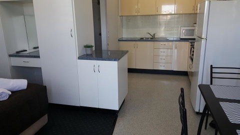 AZA Motel - Foster Accommodation 3