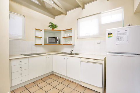 Baden 11 - Rainbow Shores, Couples Beachside Escape, Aircon, Pools - Foster Accommodation 1