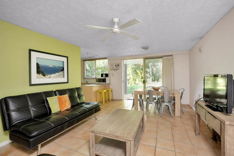 Baden 35 - Rainbow Shores, Walk To Beach, Pools, Tennis Court - Foster Accommodation 0