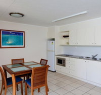 Baden 50 - Rainbow Shores Swimming pool walk to beach tropical surroundings - Foster Accommodation
