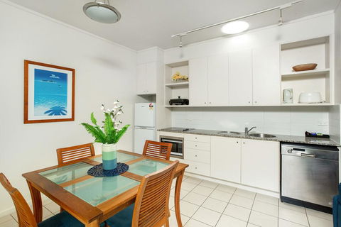 Baden 51 - Rainbow Shores, Air Conditioned, Walk To Beach, Swimming Pools - Foster Accommodation 1