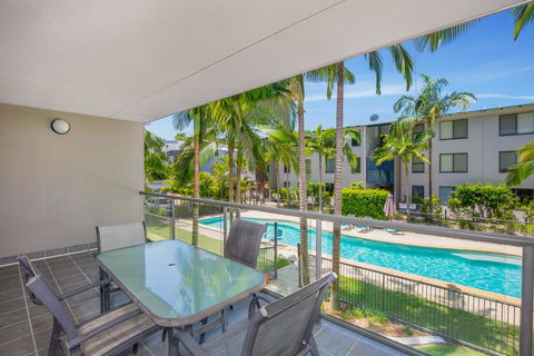 Baden 72 - Rainbow Shores, Stroll To The Beach, Air Con, Swimming Pools - Foster Accommodation 0
