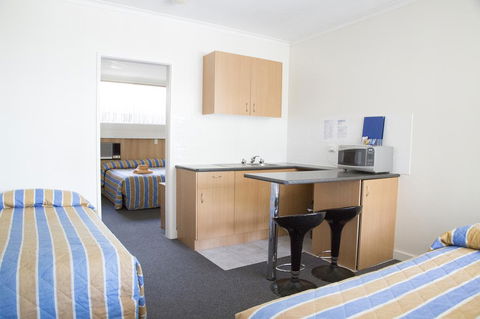 Bamboo Motor Inn - Foster Accommodation 0