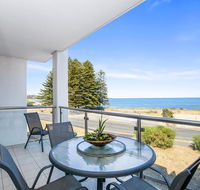 Bayline Beachfront Apartment no 4 - Foster Accommodation