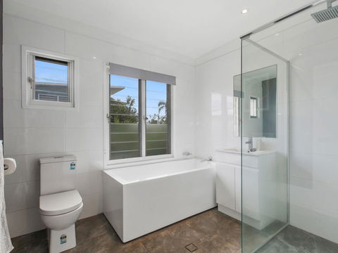 BEACH HOUSE ON PEARL - Foster Accommodation 0