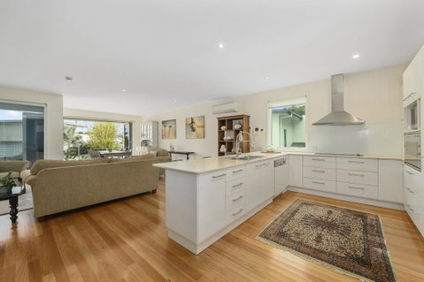 Beachfront By The CC - Family Friendly, Plunge Pool, Steps To The Beach - Foster Accommodation 3
