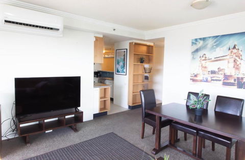 Republic Apartment - Foster Accommodation 0