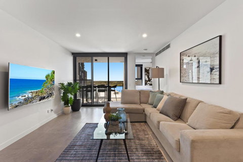 Riverfront 2-Bed With Pool, Sauna, Gym & Views - Foster Accommodation 0