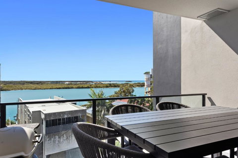 Riverfront 2-Bed With Pool, Sauna, Gym & Views - Foster Accommodation 1