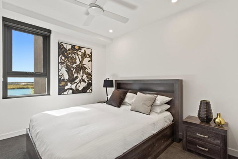 Riverfront 2-Bed With Pool, Sauna, Gym & Views - Foster Accommodation 2