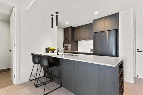 Riverfront 2-Bed With Pool, Sauna, Gym & Views - Foster Accommodation 3