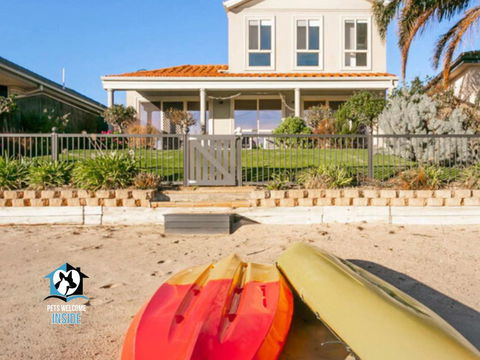 Renovated Beautiful Holiday Home With A Private Beach & Stunning Views! - Foster Accommodation 1