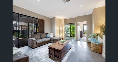 Red Lotus Guesthouse - Foster Accommodation 2