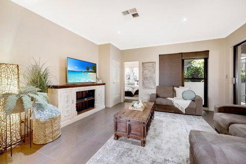 Red Lotus Guesthouse - Foster Accommodation 1