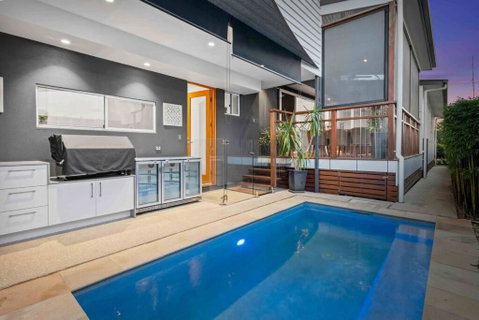 Redcliffe CBD Family Beach House - Foster Accommodation 0