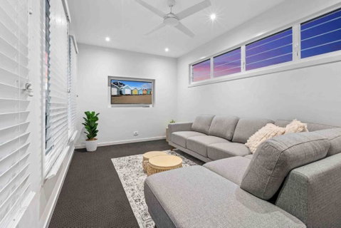 Redcliffe CBD Family Beach House - Foster Accommodation 2