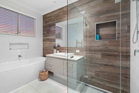 Redcliffe CBD Family Beach House - Foster Accommodation 3