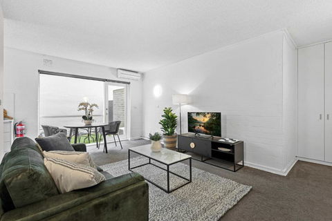 Refined 1-Bed Apartment With Garden Access - Foster Accommodation 0