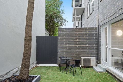 Refined 1-Bed Apartment With Garden Access - Foster Accommodation 2