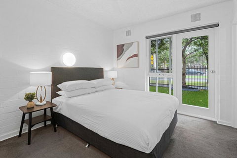 Refined 1-Bed Apartment With Garden Access - Foster Accommodation 3