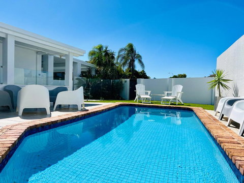 Reflections Broadbeach- Heated Pool! Complete Waterfront Entertainer With Huge Deck, Pool Table And Pontoon - Foster Accommodation 2