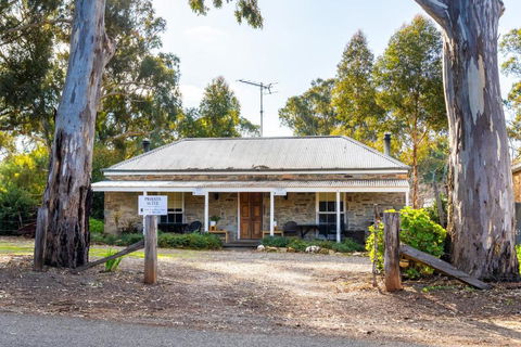 Reillys Wines Heritage Cottages - Foster Accommodation 1