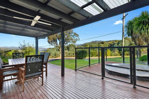 Relax In The Spa With Views Opposite Lake Eildon - Foster Accommodation 3