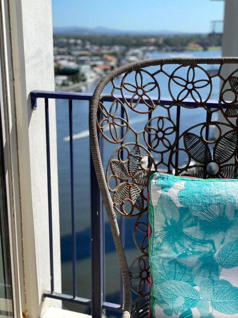 Relax With Beach & River Views In 3br Apt W/ Pool - Foster Accommodation 1