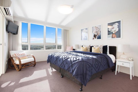 Relax With Beach & River Views In 3br Apt W/ Pool - Foster Accommodation 3