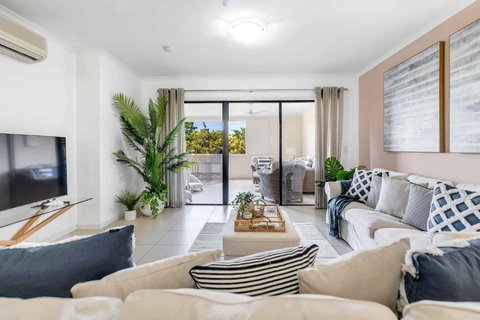 Relaxed Coastal Charm - A Stylish Resort-style Haven - Foster Accommodation 0