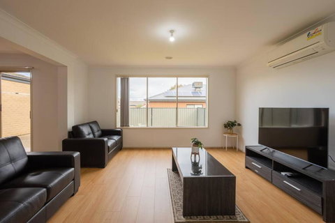 Relaxing Family Home In The Heart Of Tarneit - Foster Accommodation 1