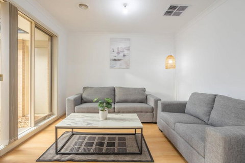 Relaxing Family Home In The Heart Of Tarneit - Foster Accommodation 2