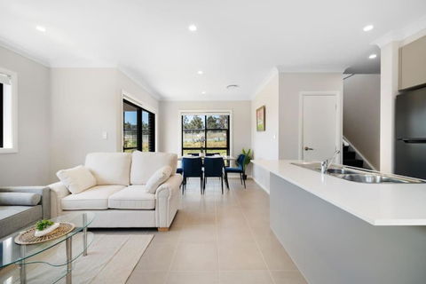 Relaxing Two-Level Retreat In Austral, NSW - Foster Accommodation 0