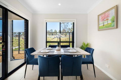 Relaxing Two-Level Retreat In Austral, NSW - Foster Accommodation 1