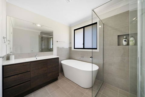 Relaxing Two-Level Retreat In Austral, NSW - Foster Accommodation 2